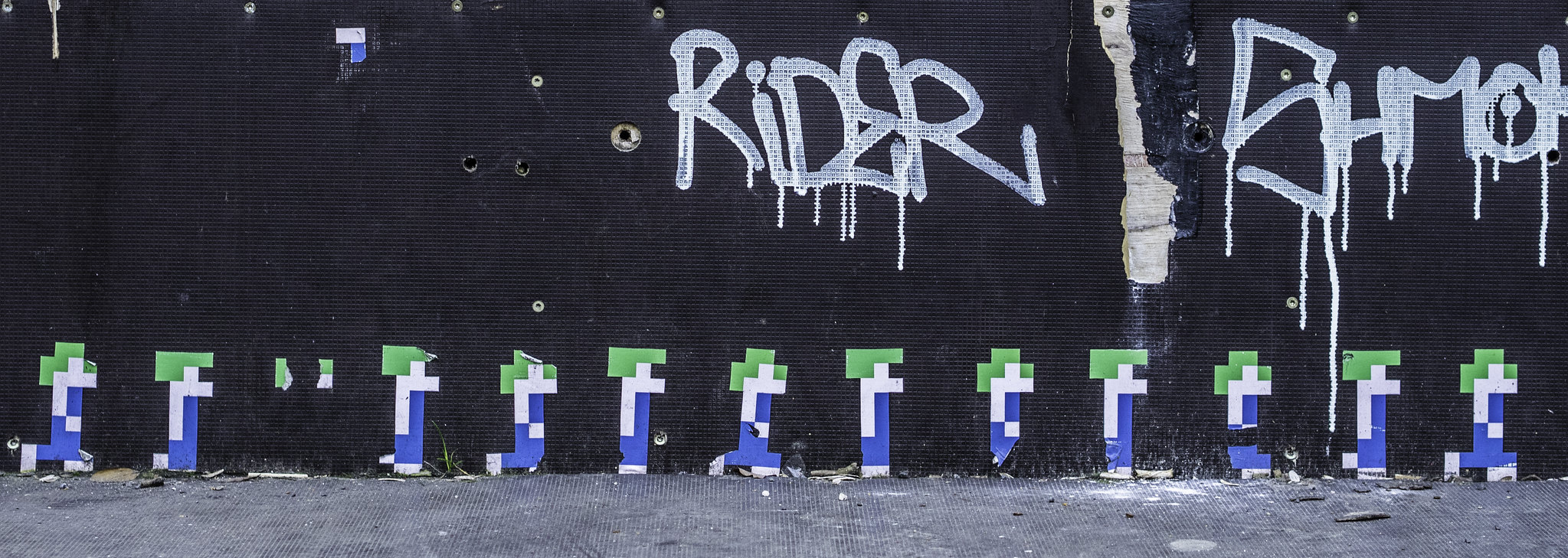 Graffiti of Lemmings on a wall.